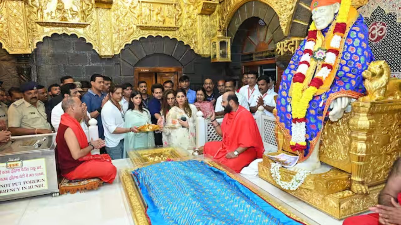 Shahrukh at Shirdi Sai Baba Temple